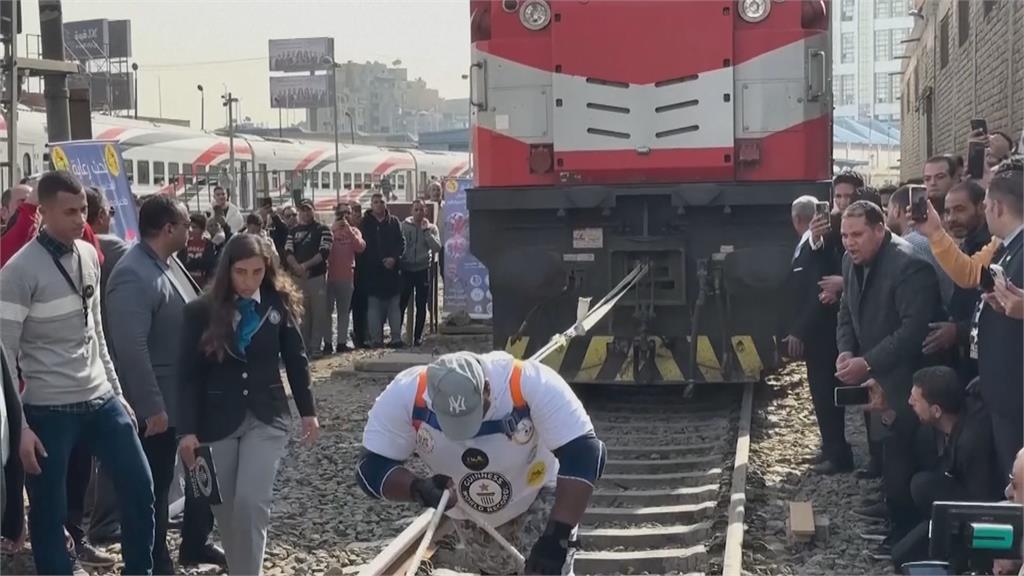 埃及大力士用嘴拉火車! 一路走近10公尺創下世界紀錄