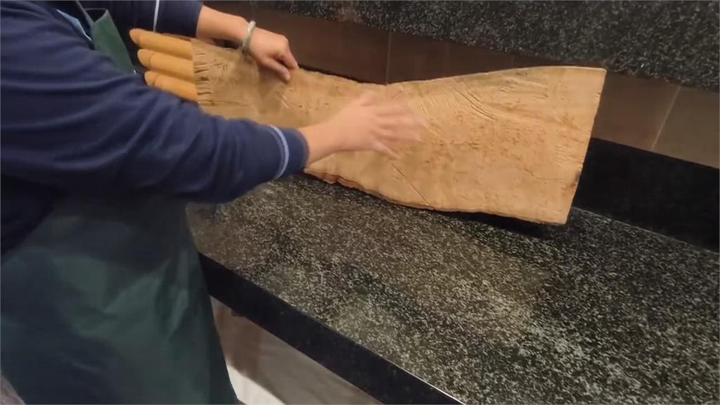 溫泉飯店餐檯赫見大隻「小強」 目擊民眾目測5公分大