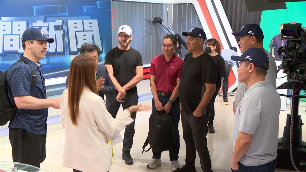 美加團訪民視電視台!看LED虛擬棚、登主播台還探班八點檔