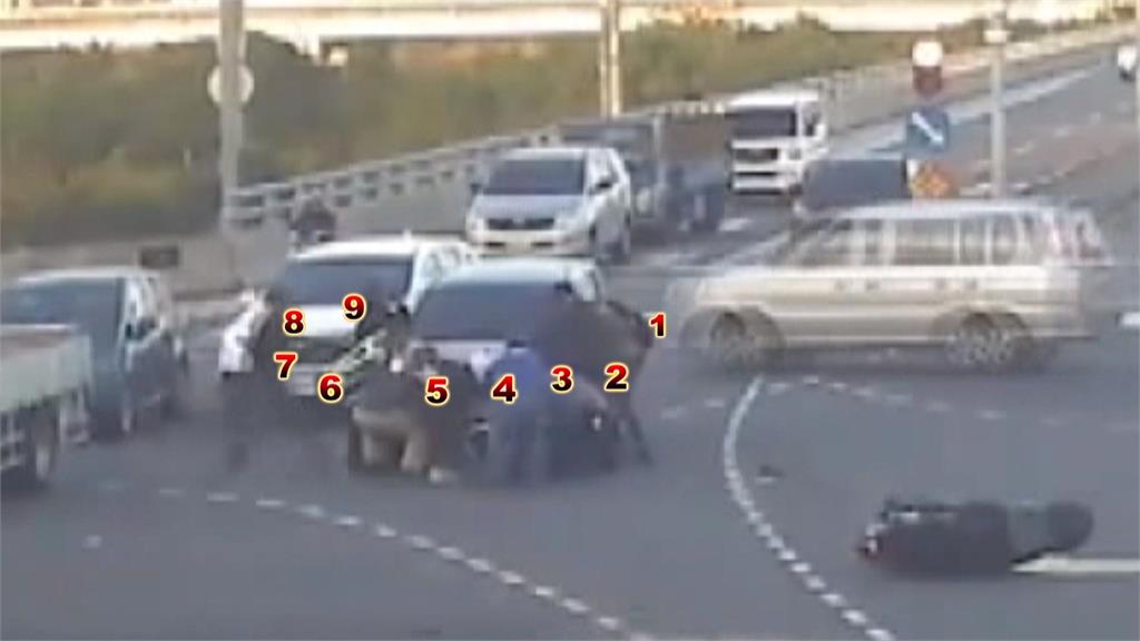 台灣最美的風景! 騎士闖紅燈撞汽車捲車底 熱心民眾合力抬車救人