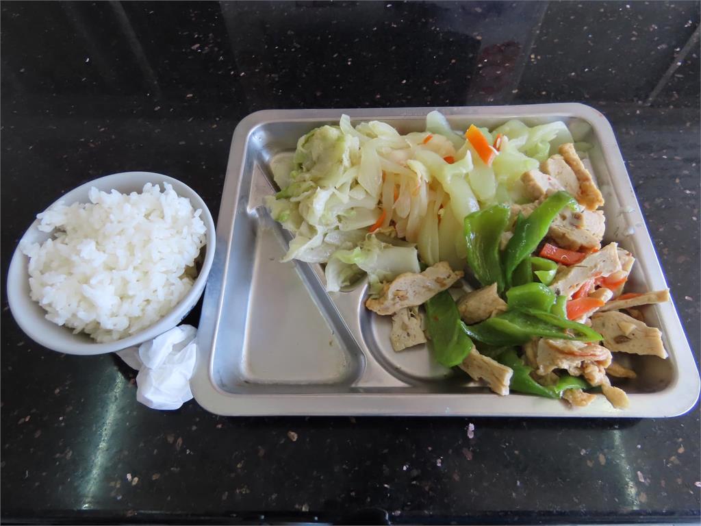 綠島自助餐「3菜1碗飯」160元!照片曝光掀論戰:還能接受