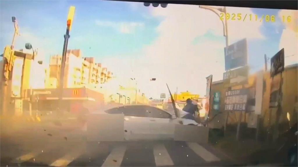 屏東恆春特斯拉高速追撞水泥預拌車　波及四貼機車　釀成1死7傷