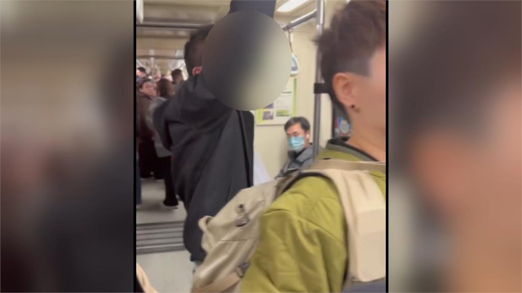 不滿捷運跑馬燈被擋！　婦人嗆「血流成河」枴杖攻擊民眾