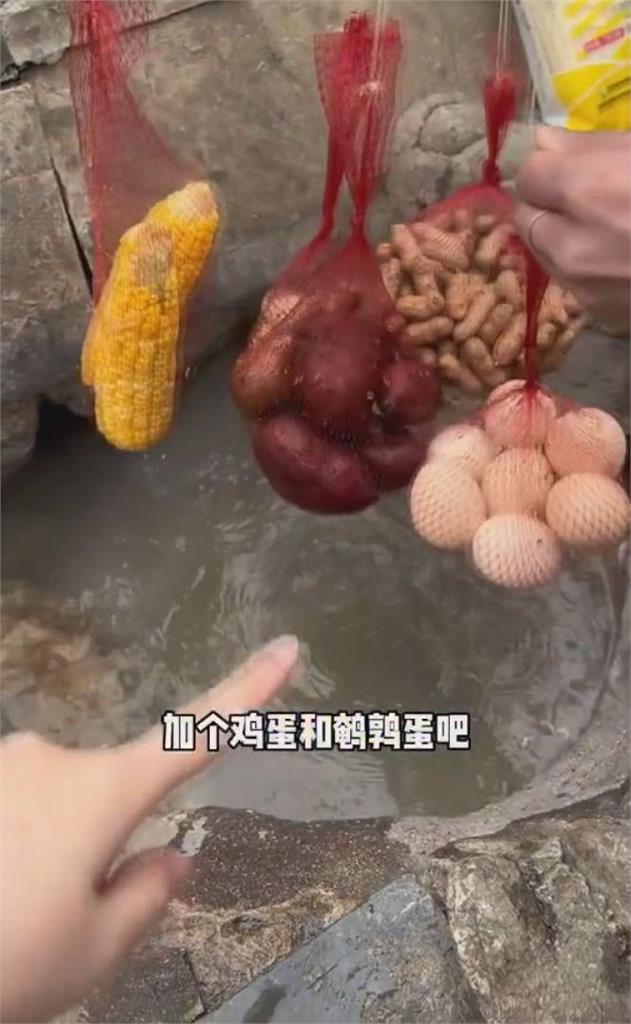 撈濁水當麵湯!中國景區流行「溫泉煮麵」 網不解喊:髒東西也敢吃