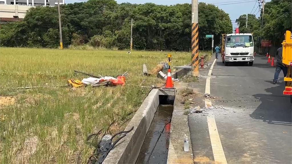 新竹湖口轎車自撞電線桿翻覆 3人噴飛1死2傷