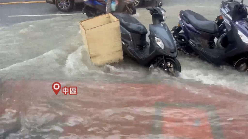 大雨猛炸⋯台中人崩潰:十年來沒見過!粉專示警「雨停日子還很遠」