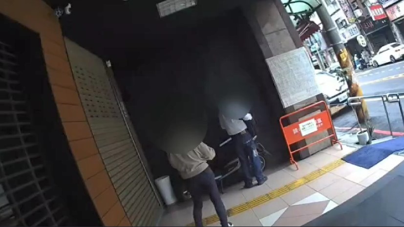 詐騙車手「忘我數錢」太投入? 抬頭被警方包圍當場壓制逮捕