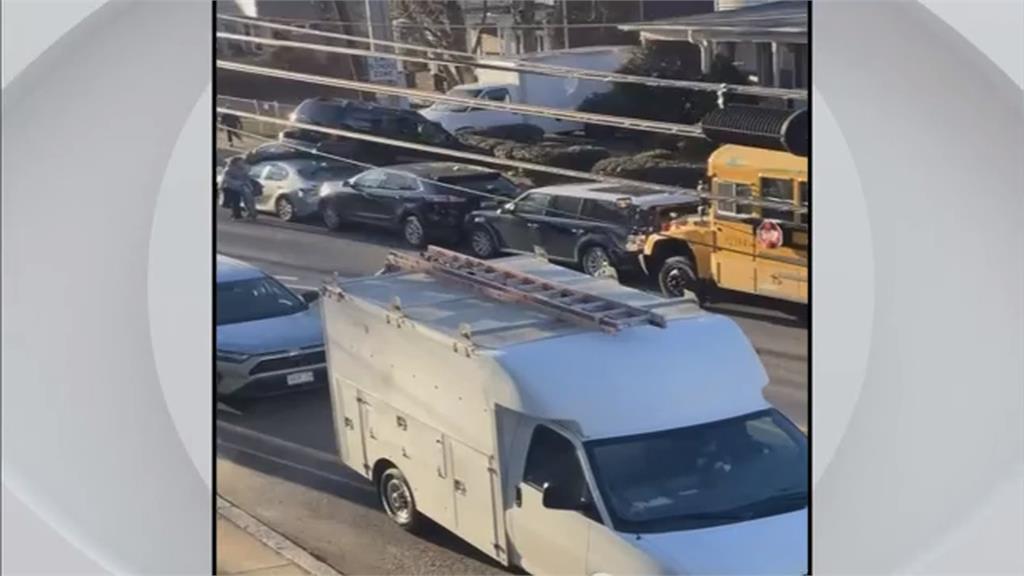 美國校車失控暴衝撞整排轎車 幸車上沒有學生!3路人受傷