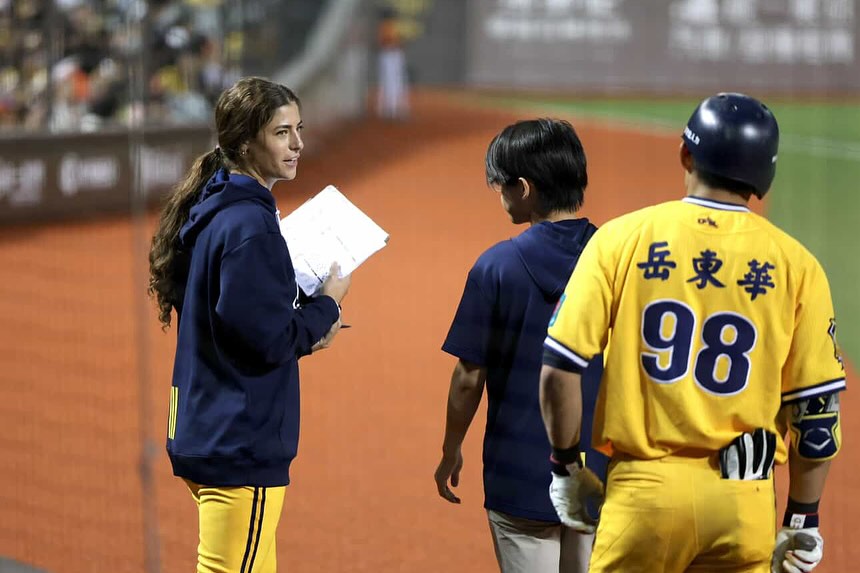 球場燦笑正妹「火力比啦啦隊炸裂」!站C位遭中職球員秒包圍…震撼真身曝光