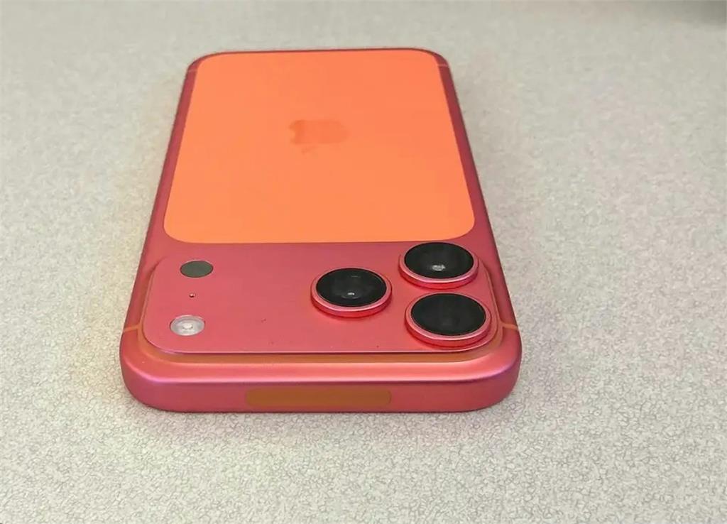 iPhone 17 Pro「宇宙橙變鮭魚紅」超崩潰!官方警告:清潔手機別做這件