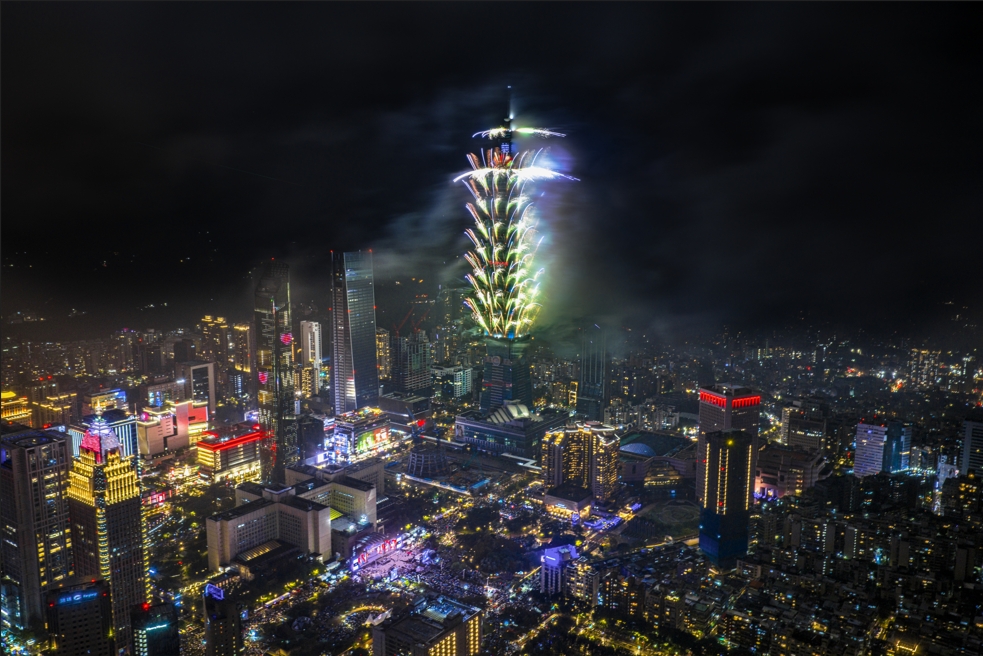 淋雨看煙火慘變「台北101煙霧秀」評價兩極！現場民眾幫平反：這點勝直播