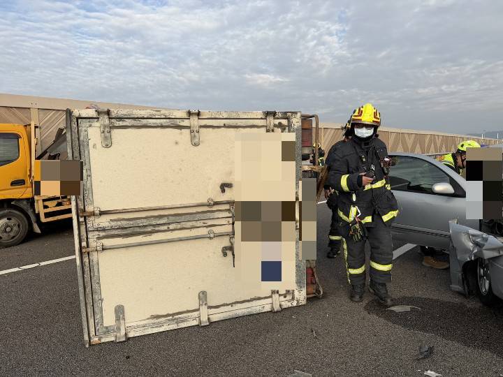 最新／國3傍晚車禍！大貨車撞前方2車釀3傷送　車流回堵約8公里