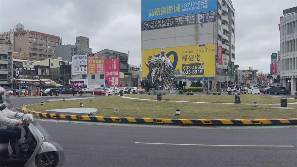 歸剛欸！素還真雕像成景點　圓環草皮被踐踏