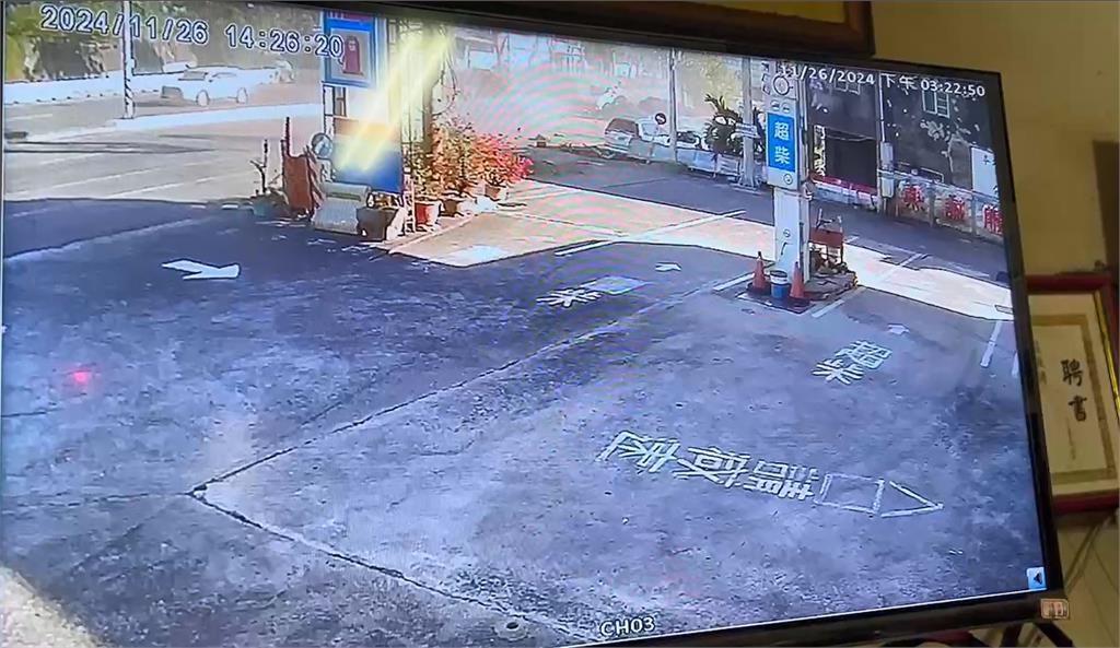 快新聞/嚇壞!台1縣彰化花壇段事故 轎車「保齡球式」狂撞10車...