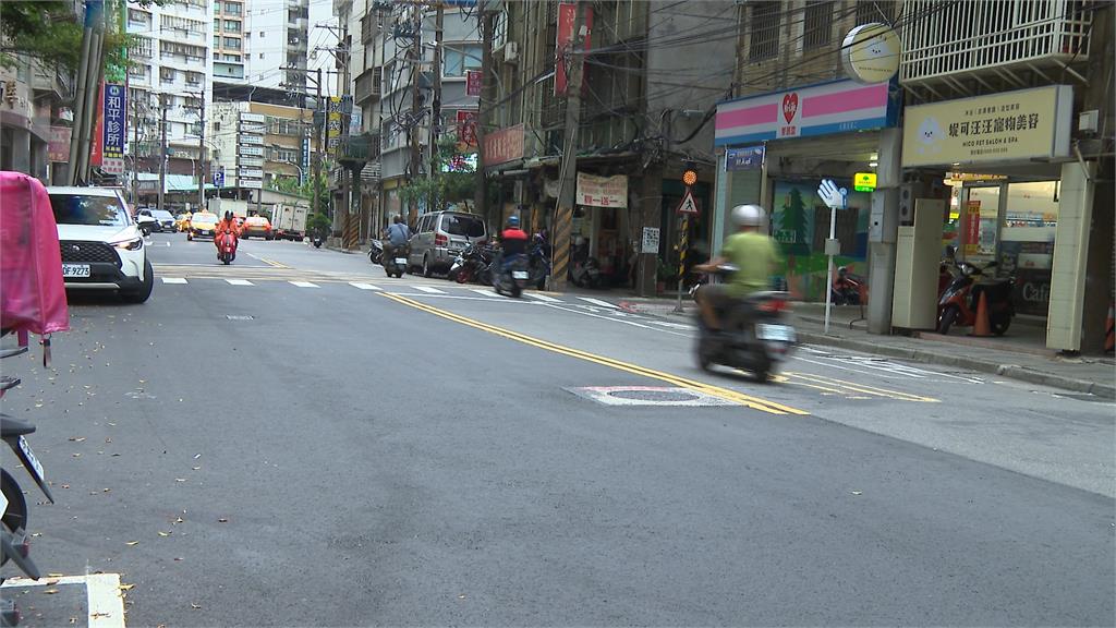 不滿被按喇叭 騎士攔車、飆罵不雅字眼挨告強制罪