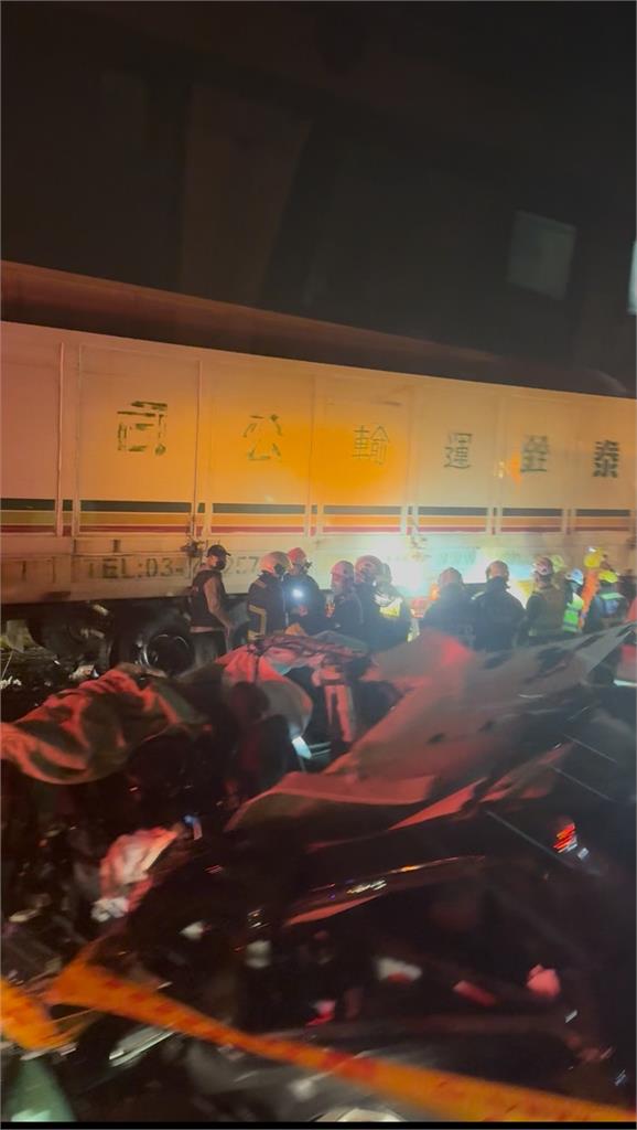 最新／國1凌晨驚悚車禍！大貨車嚴重變形　貨物噴飛一地「傷亡不明」