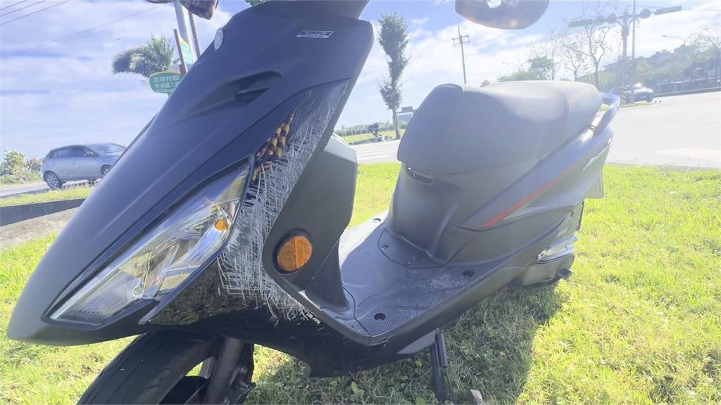 宜蘭騎士急閃迴轉車 瞬間打滑困車底...眾鄉親搶救