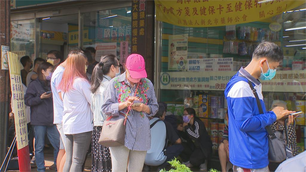 藥局再現排隊潮買快篩 侯友宜籲增加量能
