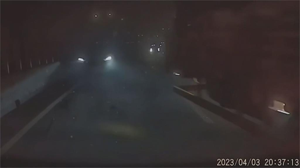 貨車趕送菜硬切2車中間　轎車遭擦撞駕駛、乘客受傷