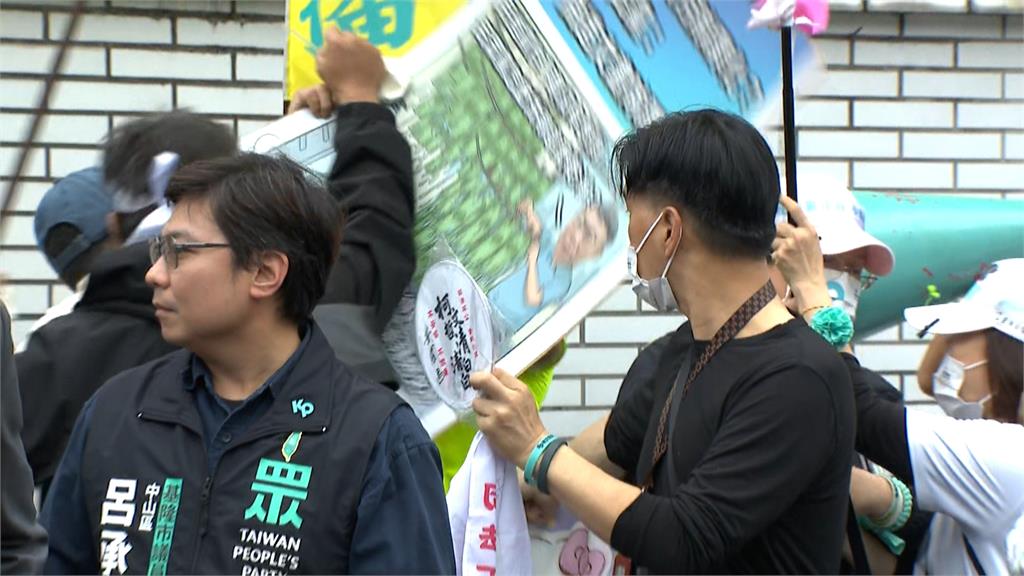 柯文哲一審判17年「小草崩潰」　街頭毆人飆髒話場面混亂