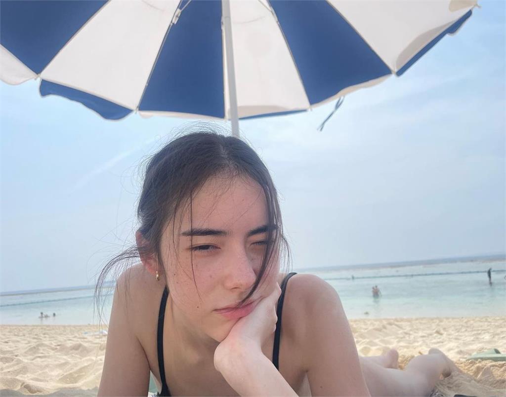小許瑋甯大解放!海邊日光浴洩「惹火比基尼」藏2亮點網暈:好美