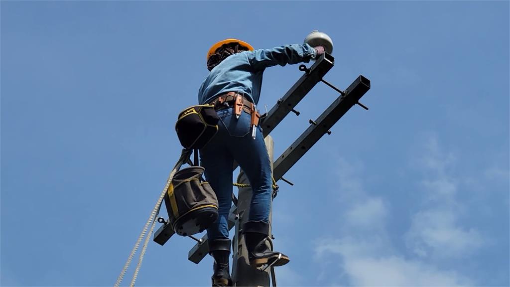 台電「女蜘蛛人」　女維修員俐落爬上10米高電桿