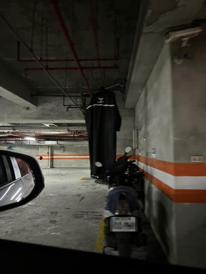 驚見墜樓現場?「倒栽蔥」式卡在路邊嚇壞路人 他走近看大罵笑翻網