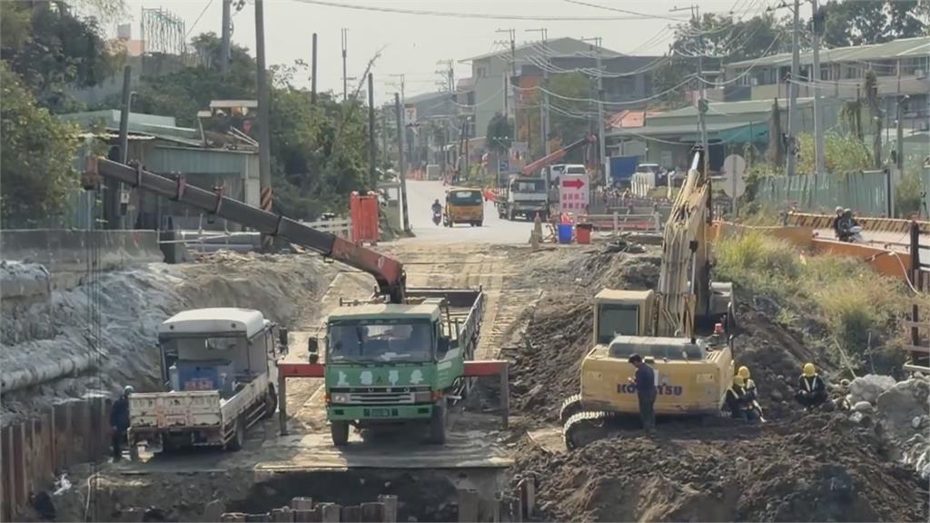 騎車行經施工處"摔斷手" 大學生怒控施工標示不清
