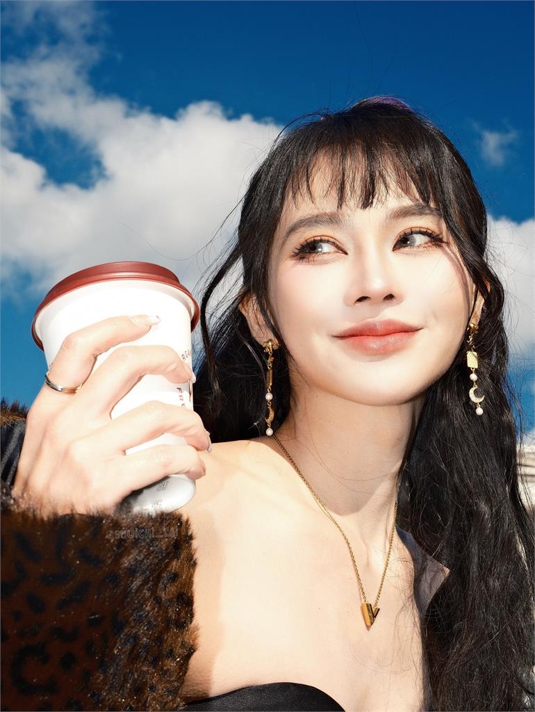 英國正妹撩馬尾「整片白肌沒遮」!萬人被辣暈「一放大竟是賴品妤」:不是…