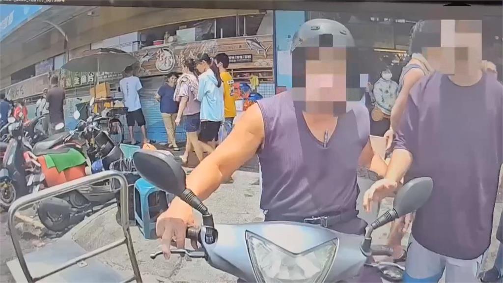 東港華僑市場湧現採買潮 員警取締違停與民眾爆發口角