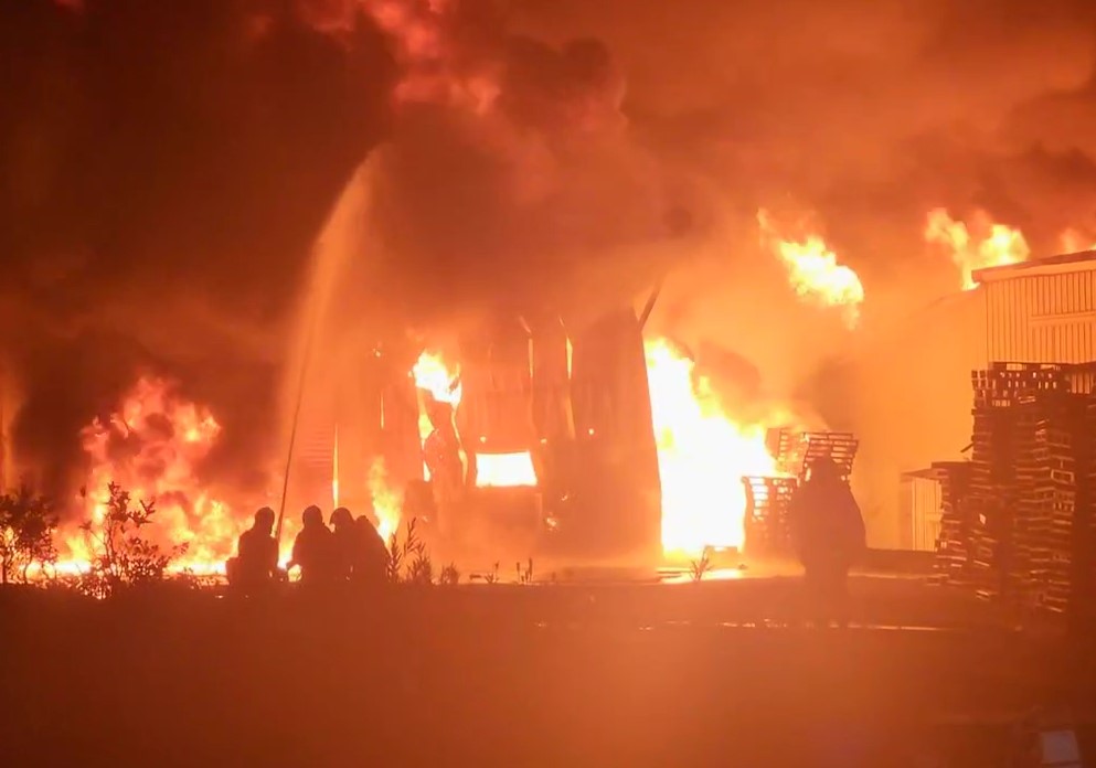 爆炸聲不斷! 桃園龜山倉儲火警出現「巨大蕈狀雲」