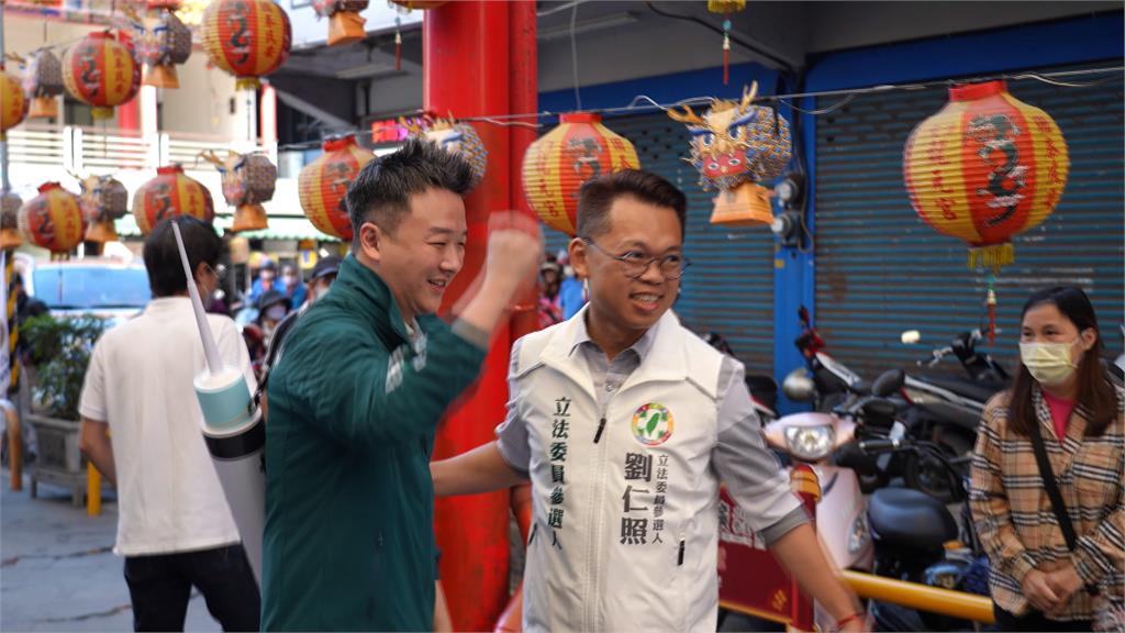 劉仁照到龍潭市場掃街 李正皓送上狂犬疫苗針道具力挺