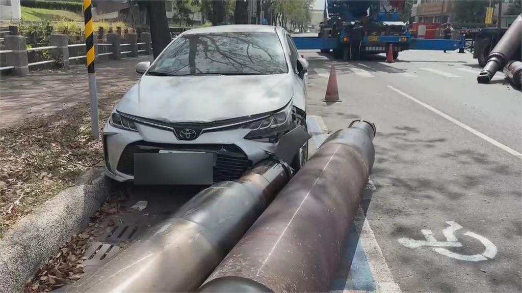 疑前車突減速！拖板車急煞「鋼軸」飛出　砸中路停轎車、柏油路