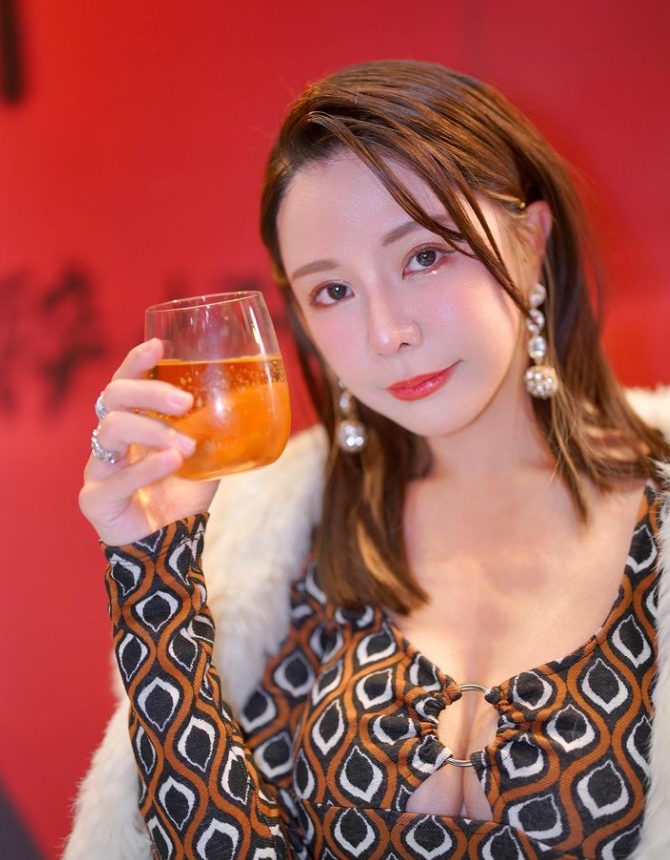 巫苡萱化身《華燈初上》媽媽桑 復古洋裝「開2洞」辣翻全網!