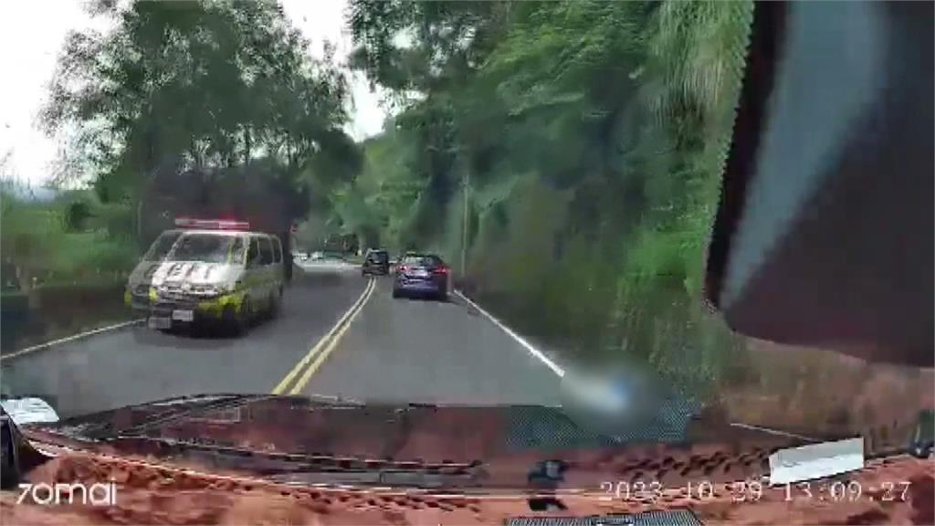 驚險！南庄山路轎車違規亂切車道　跨雙黃線險撞救護車