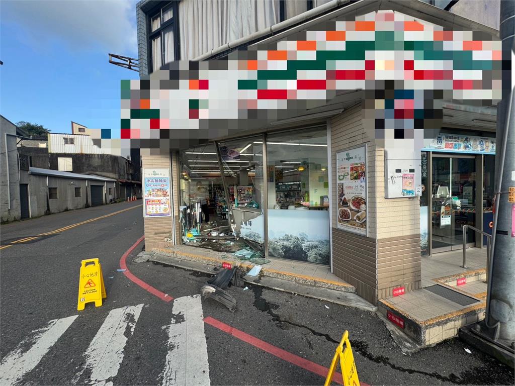宜蘭五結轎車撞超商「駕駛棄車逃」 員山轎車撞分隔島「駕駛送醫」