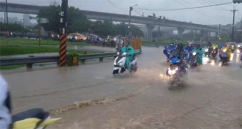 快新聞／新北五股疏洪十路積水「長30公尺」　騎士冒雨「騎在黃河中」