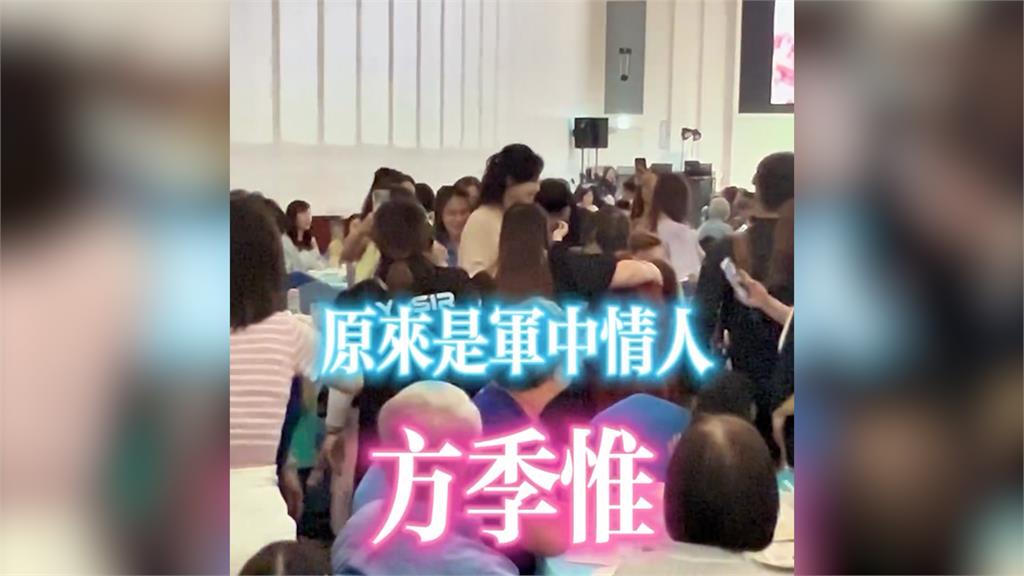 不敢與偶像合照!女兒見爸「緊張搓手」焦急等待 秒拉手上前圓夢