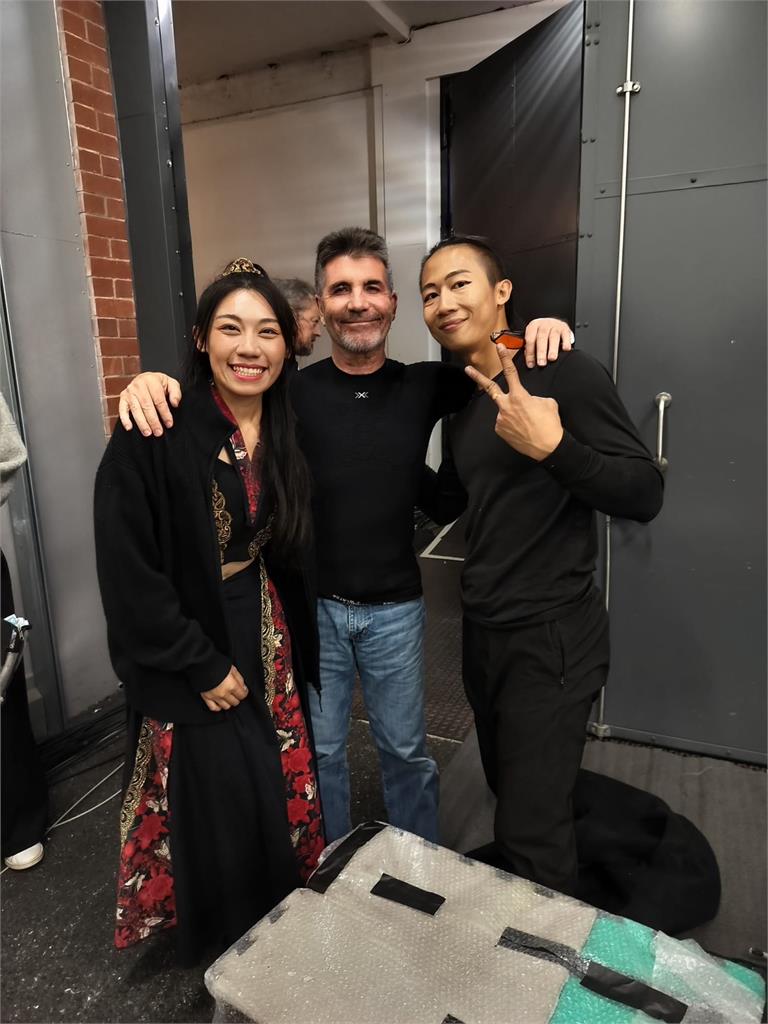 來自台灣！即將成真火舞團楊立微在英國舞台倒立踏火　全場起立鼓掌