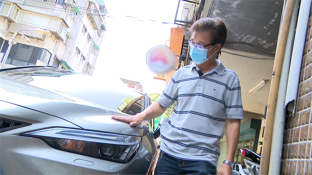 不明液體從天而降! 轎車車頂、擋風玻璃遭腐蝕!保險還不理賠