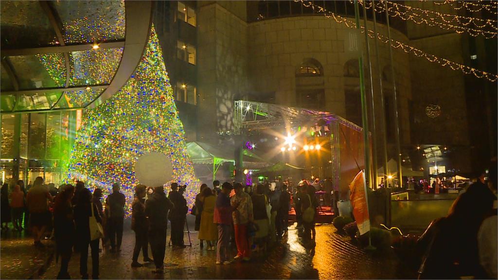 敦南百貨公司耶誕樹點燈　耶誕組曲演出感受節慶氣氛