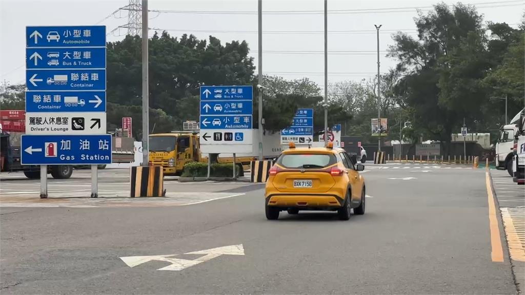 機車誤闖國道遭開罰！　女騎士一路騎進服務區嚇壞駕駛
