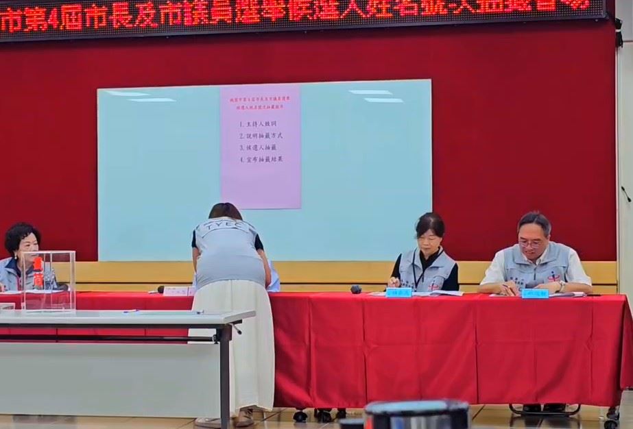 「打親情傳承牌」林姿妙陪兒 桃議員候選人「王妃」古裝現身