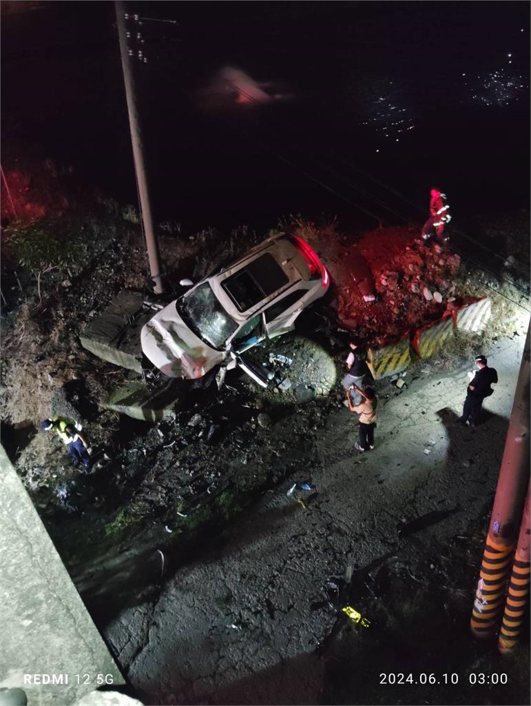 自撞衝破里嶺大橋避車彎護欄　車輛墜落三層樓高溪床  駕駛噴飛不治