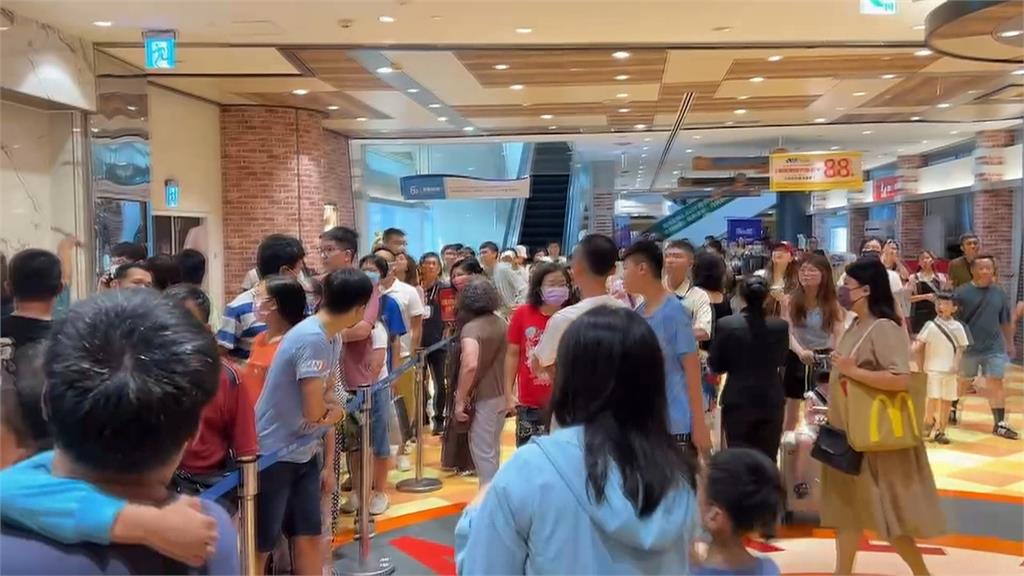 高雄百貨公司恢復營業 美食街湧人潮座無虛席