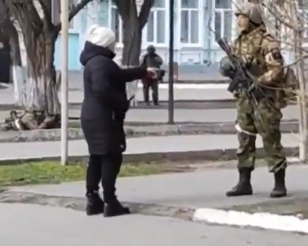 烏克蘭大媽超猛！當面嗆爆持槍俄軍：你他x在我們土地上幹嘛？