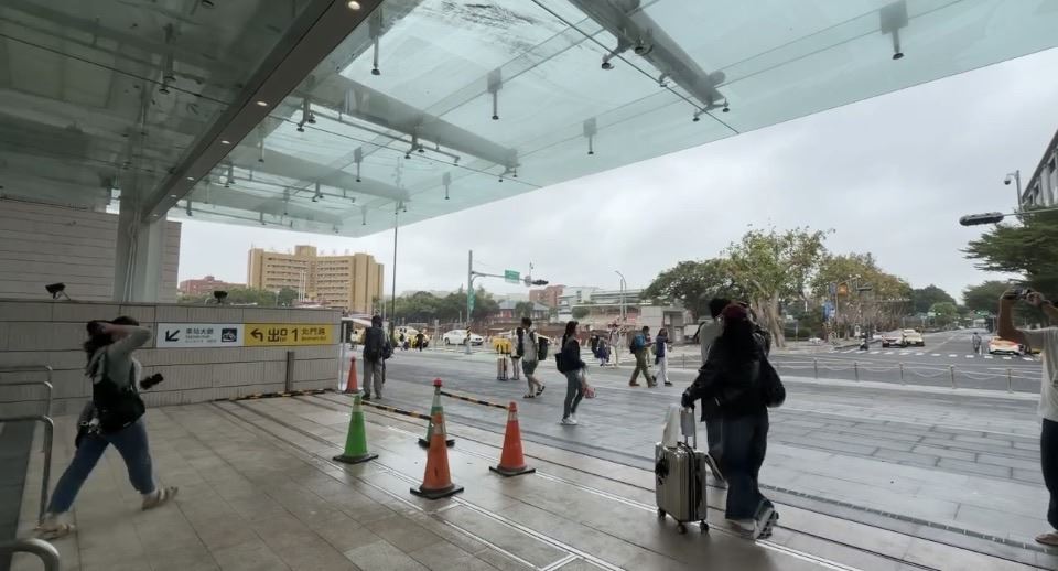 台南新火車站出口處漏水　旅客驚嚇「水淹下樓梯」