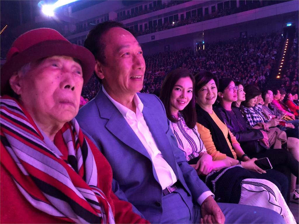 郭台銘媽媽才剛離世!曾馨瑩隔天秒「慶祝51歲生日」這2大咖也在場