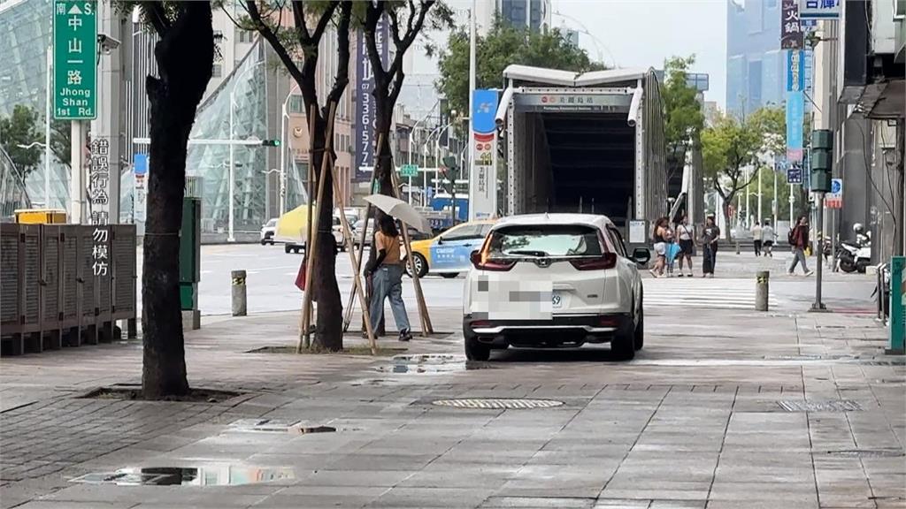 扯！高雄汽車駕駛開上「人行道」　行人無奈如日常