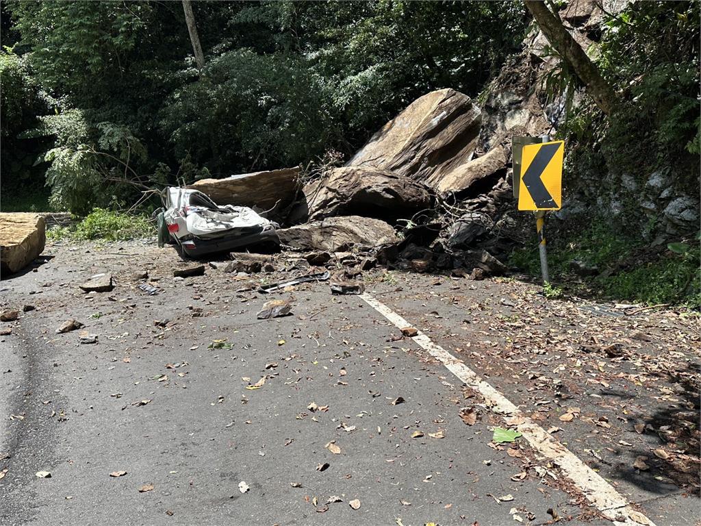 快新聞／新北烏來驚傳「落石坍方」！小客車遭砸全毀畫面曝